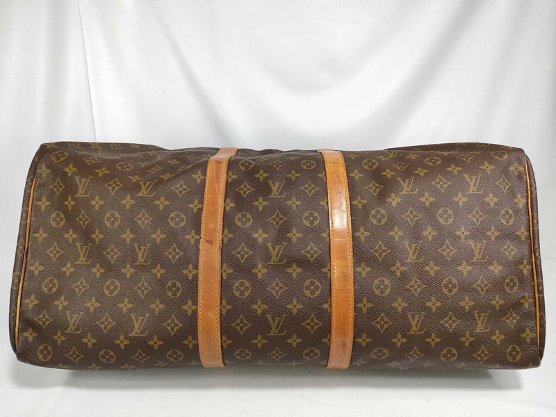 Detailansicht: Sourced limited accessories and clothes Louis Vuitton Keepall 55 monogram leather bag – Logo, Nähte oder Material