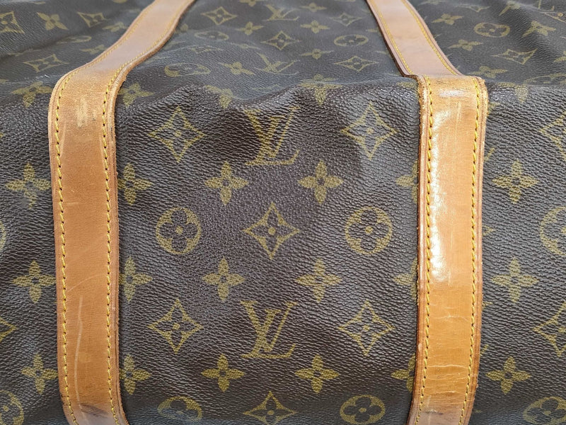 Detailansicht: Sourced limited accessories and clothes Louis Vuitton Keepall 55 monogram leather bag – Logo, Nähte oder Material
