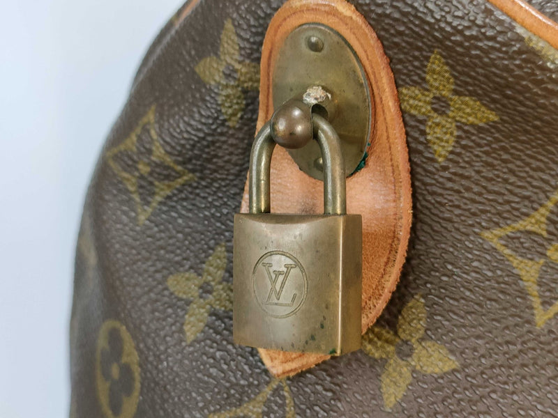 Detailansicht: Sourced limited accessories and clothes Louis Vuitton Keepall 55 monogram leather bag – Logo, Nähte oder Material