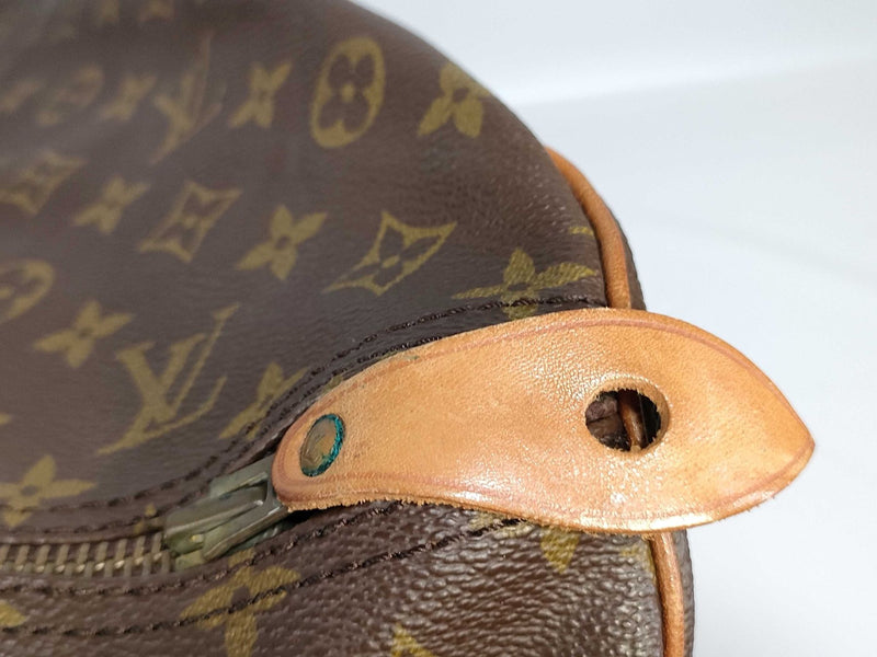 Detailansicht: Sourced limited accessories and clothes Louis Vuitton Keepall 55 monogram leather bag – Logo, Nähte oder Material
