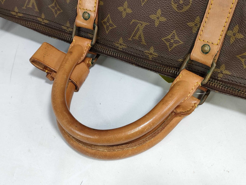 Detailansicht: Sourced limited accessories and clothes Louis Vuitton Keepall 55 monogram leather bag – Logo, Nähte oder Material