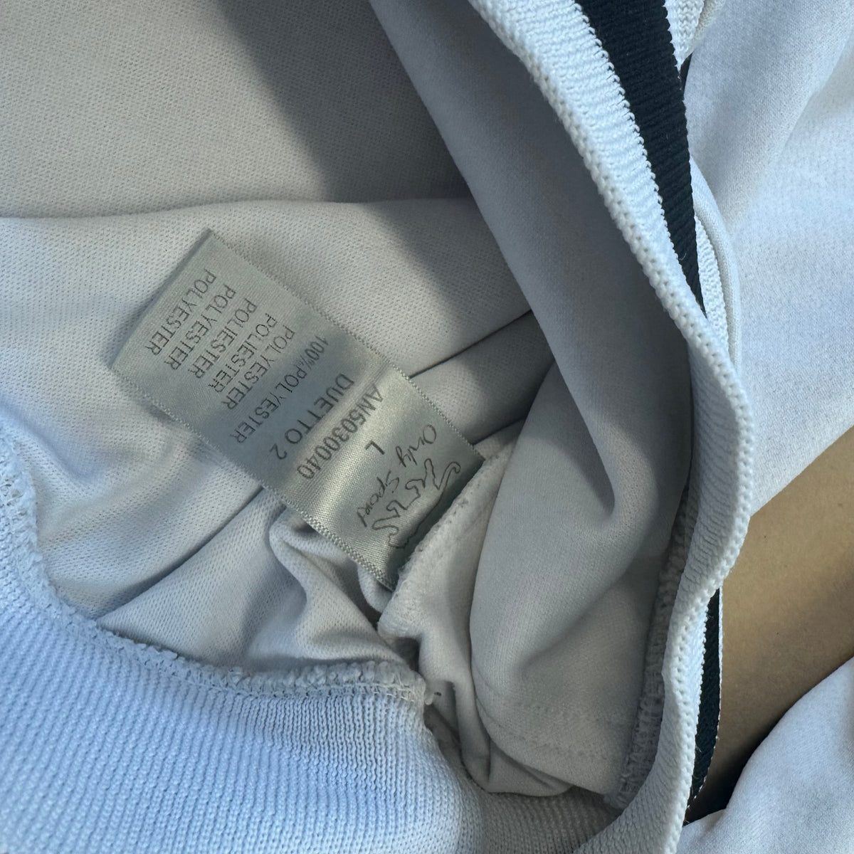 Streetwear style Airness white hoodie – Close-up 3