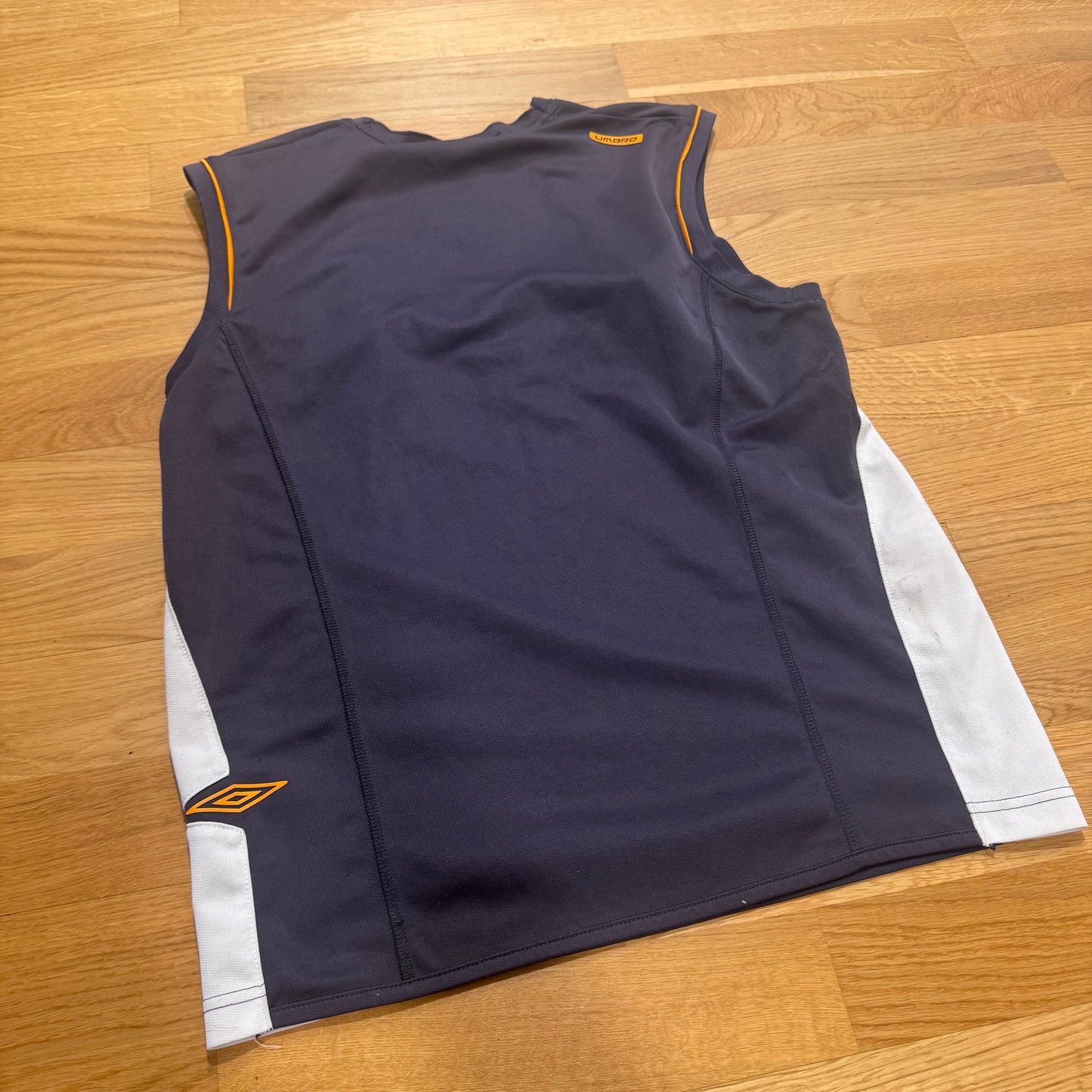 Umbro 00s streetwear tank top – Close-up 3