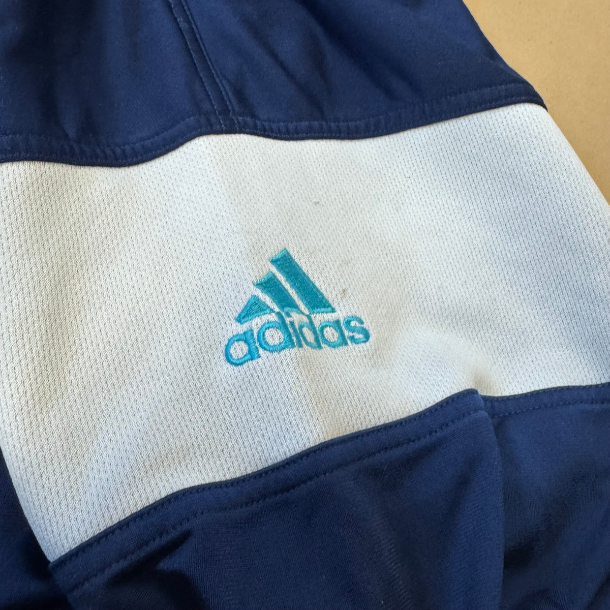 Vintage 90s Adidas blue track jacket – Close-up 7