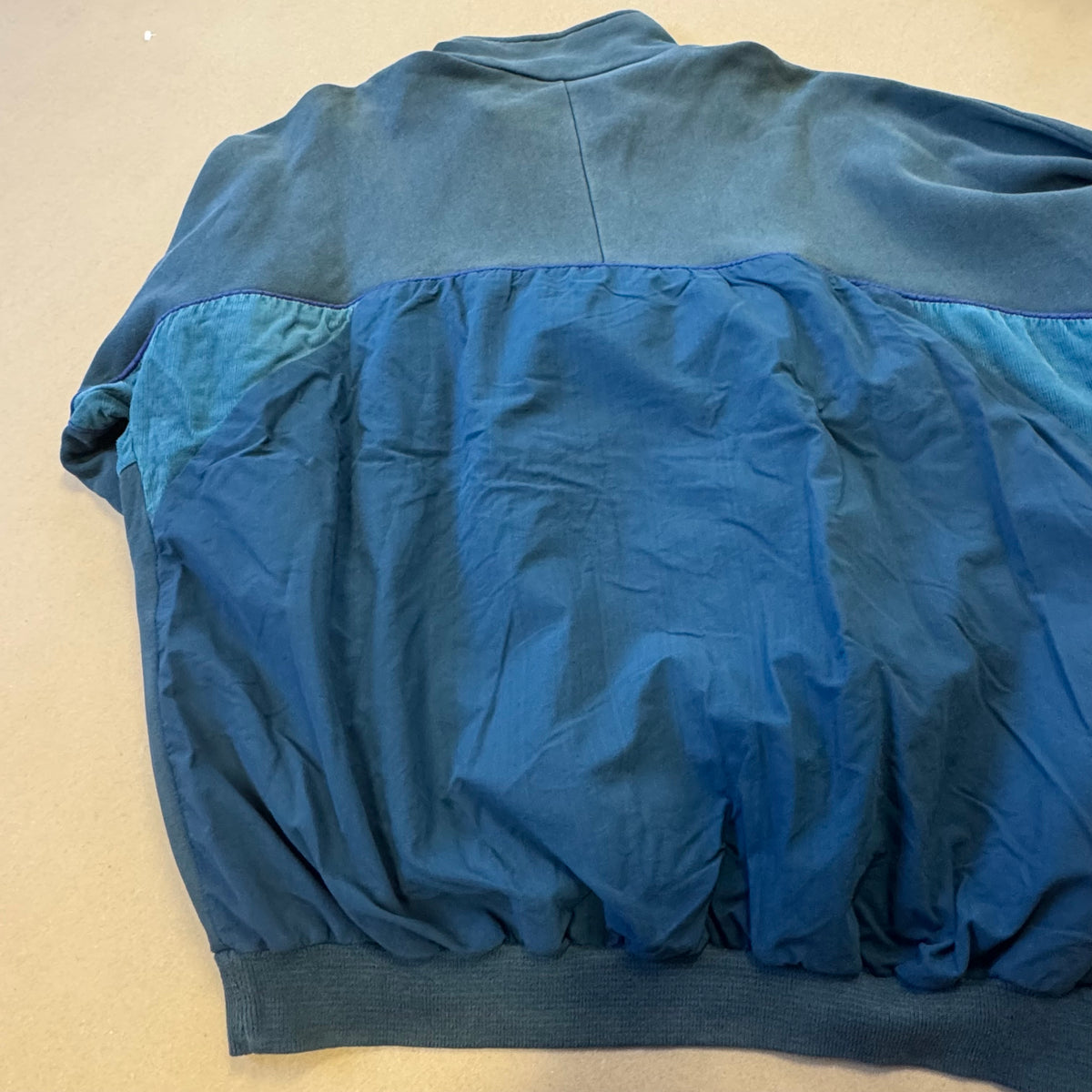 Vintage Adidas 80s blue sweater – Close-up 5