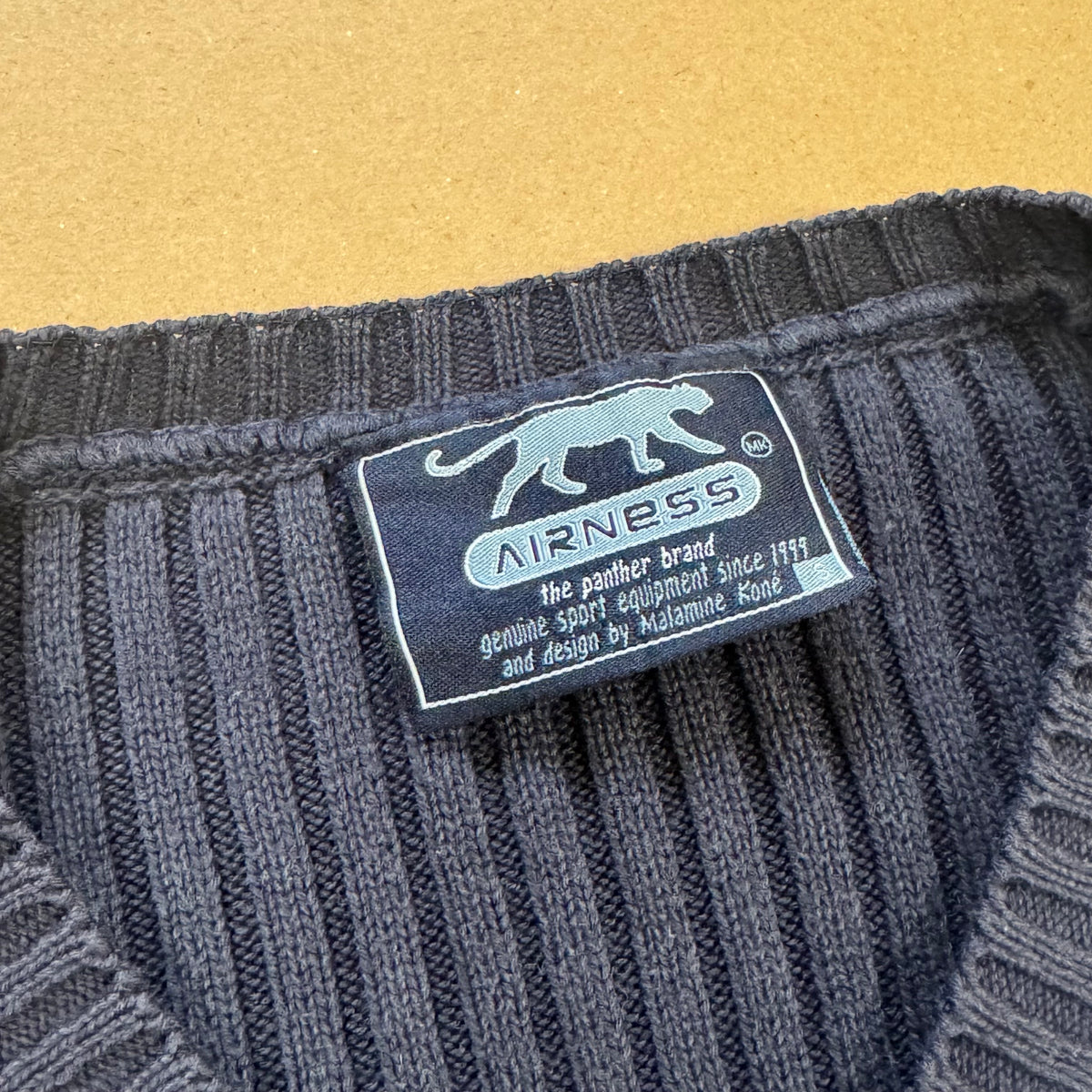 Vintage Airness knitted v-neck sweatshirt – Close-up 2