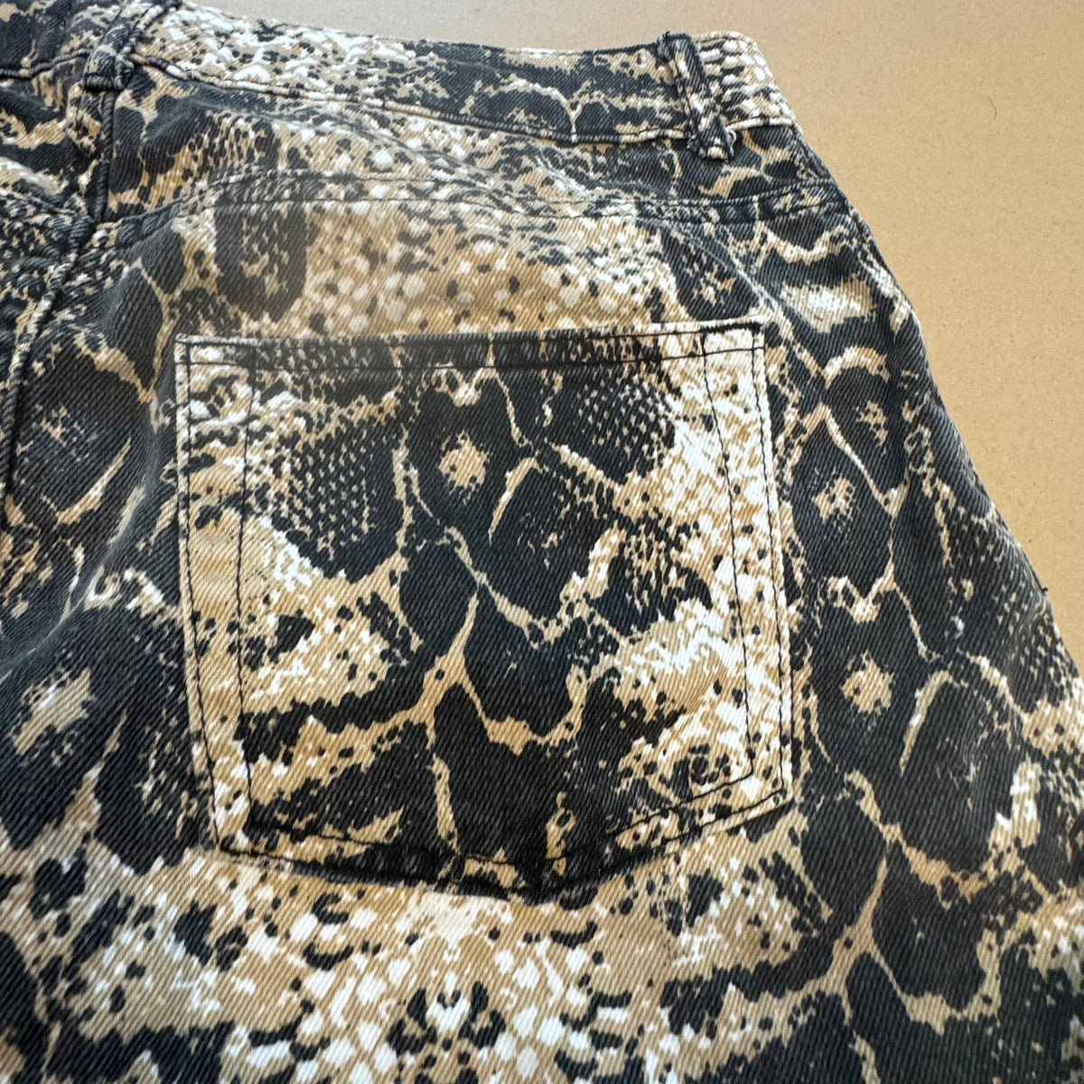 Vintage "snakeskin" women's skirt – Close-up 4