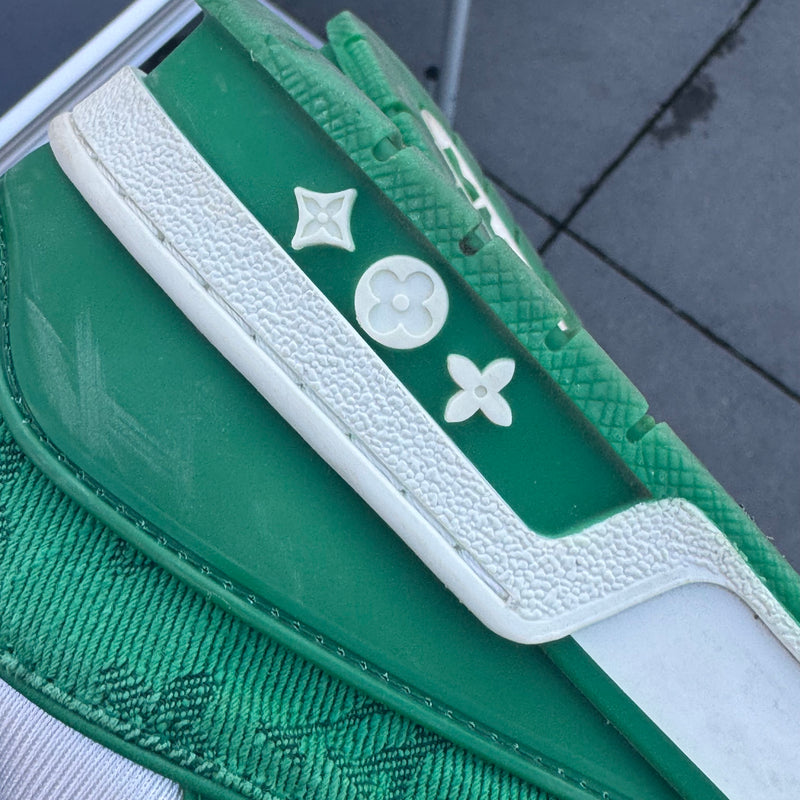 Detailansicht: Sourced limited accessories and clothes Louis Vuitton LV Trainer Monogram green and white – Logo, Nähte oder Material
