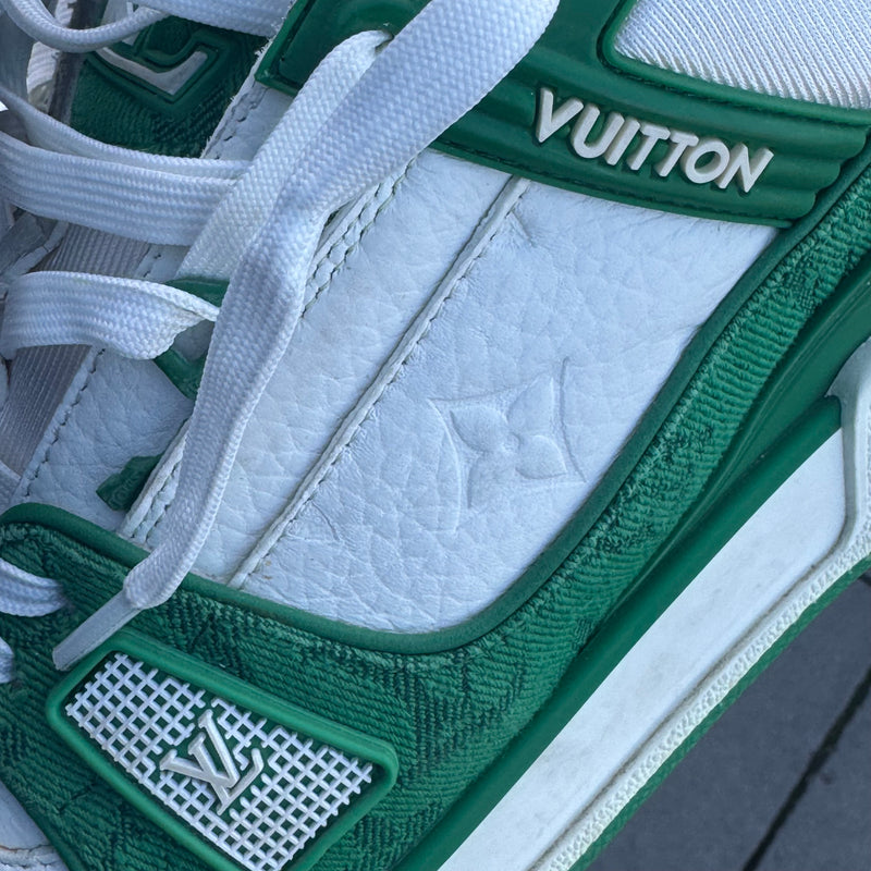 Detailansicht: Sourced limited accessories and clothes Louis Vuitton LV Trainer Monogram green and white – Logo, Nähte oder Material