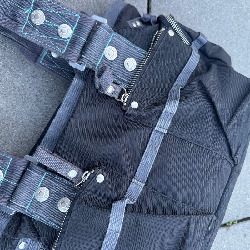 Detailansicht: Sourced limited accessories and clothes George Gina & Lucy 6IX vintage handbag – Logo, Nähte oder Material