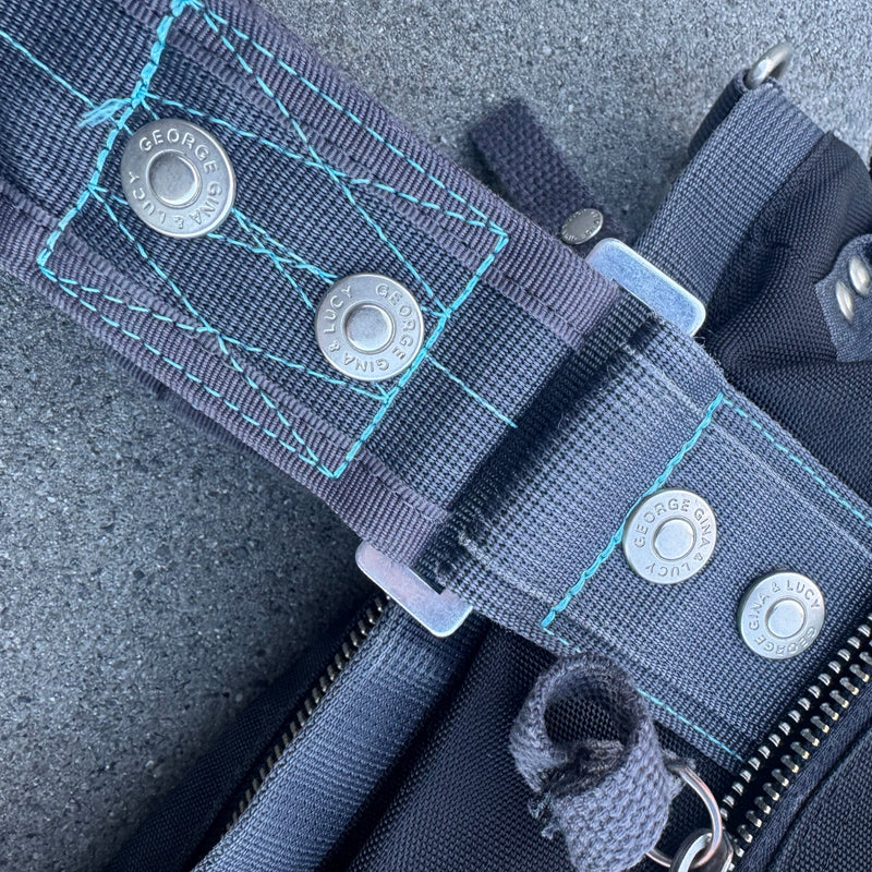 Detailansicht: Sourced limited accessories and clothes George Gina & Lucy 6IX vintage handbag – Logo, Nähte oder Material