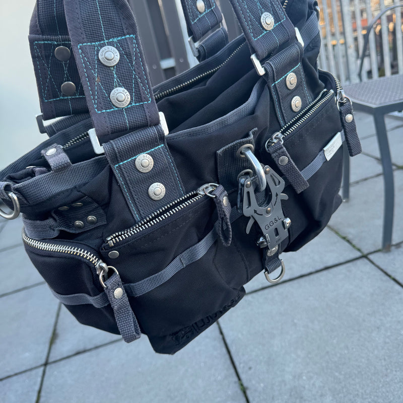 Detailansicht: Sourced limited accessories and clothes George Gina & Lucy 6IX vintage handbag – Logo, Nähte oder Material