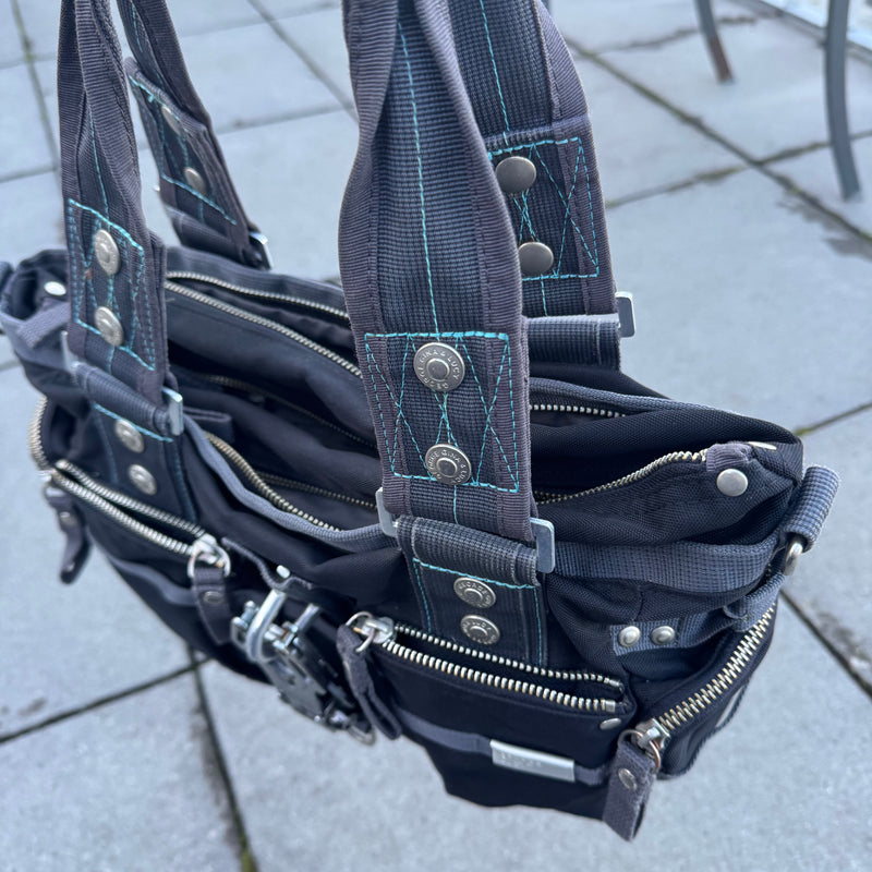Detailansicht: Sourced limited accessories and clothes George Gina & Lucy 6IX vintage handbag – Logo, Nähte oder Material