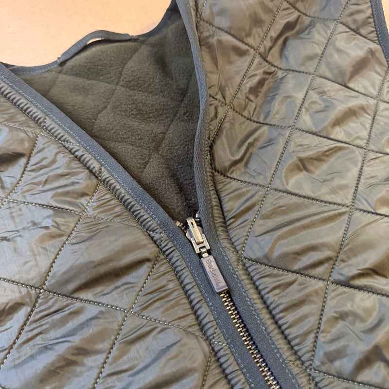 Detailansicht: Sourced limited accessories and clothes Barbour Polarquit waistcoat vest – Logo, Nähte oder Material