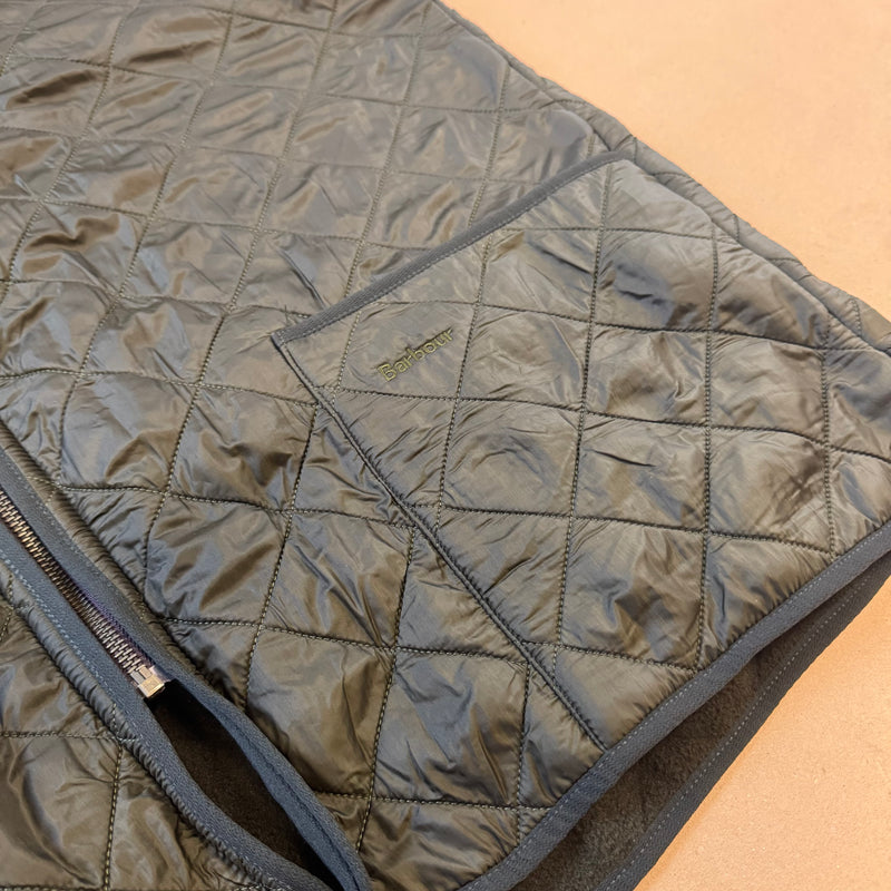 Detailansicht: Sourced limited accessories and clothes Barbour Polarquit waistcoat vest – Logo, Nähte oder Material