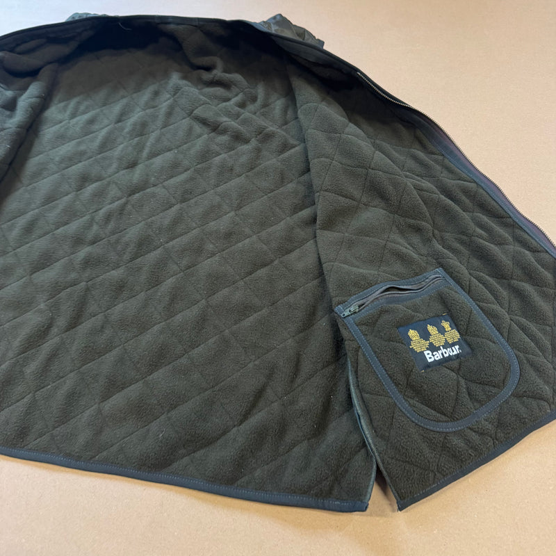 Detailansicht: Sourced limited accessories and clothes Barbour Polarquit waistcoat vest – Logo, Nähte oder Material