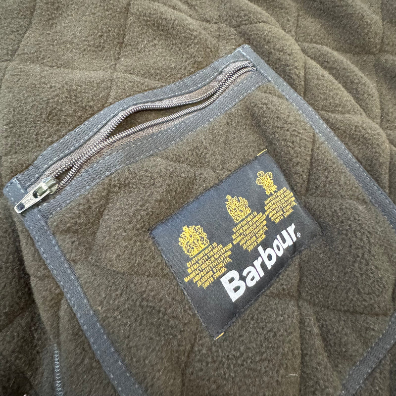 Detailansicht: Sourced limited accessories and clothes Barbour Polarquit waistcoat vest – Logo, Nähte oder Material