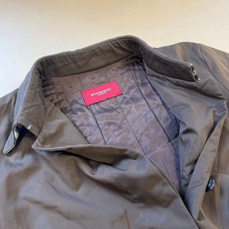 Detailansicht: Sourced limited accessories and clothes Burberry London vintage brown raincoat – Logo, Nähte oder Material