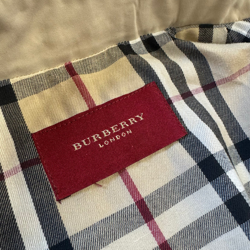 Detailansicht: Sourced limited accessories and clothes Burberry London cream vintage raincoat – Logo, Nähte oder Material