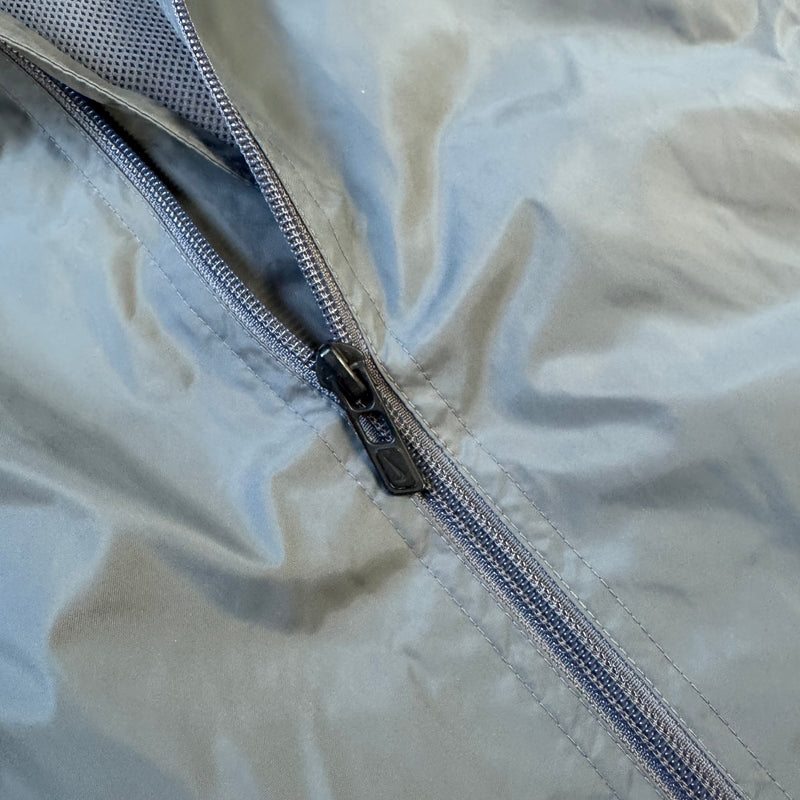 Detailansicht: Sourced limited accessories and clothes Nike vintage 90s grey rainjacket – Logo, Nähte oder Material