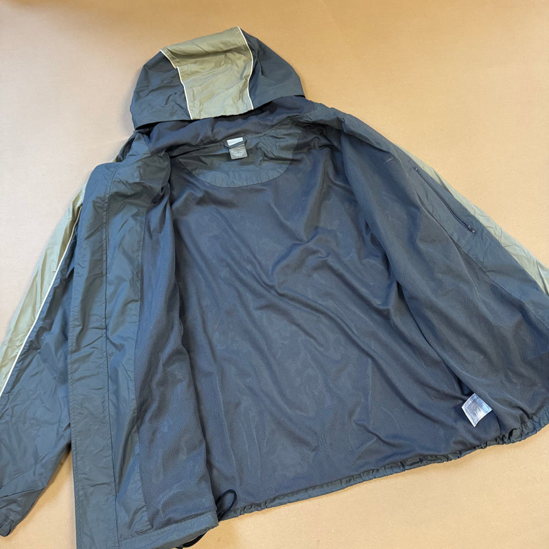 Detailansicht: Sourced limited accessories and clothes Nike vintage 90s grey rainjacket – Logo, Nähte oder Material
