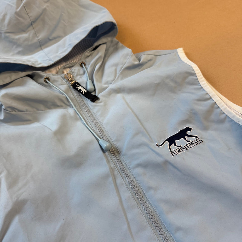 Detailansicht: Sourced limited accessories and clothes Airness vintage babyblue rain vest – Logo, Nähte oder Material
