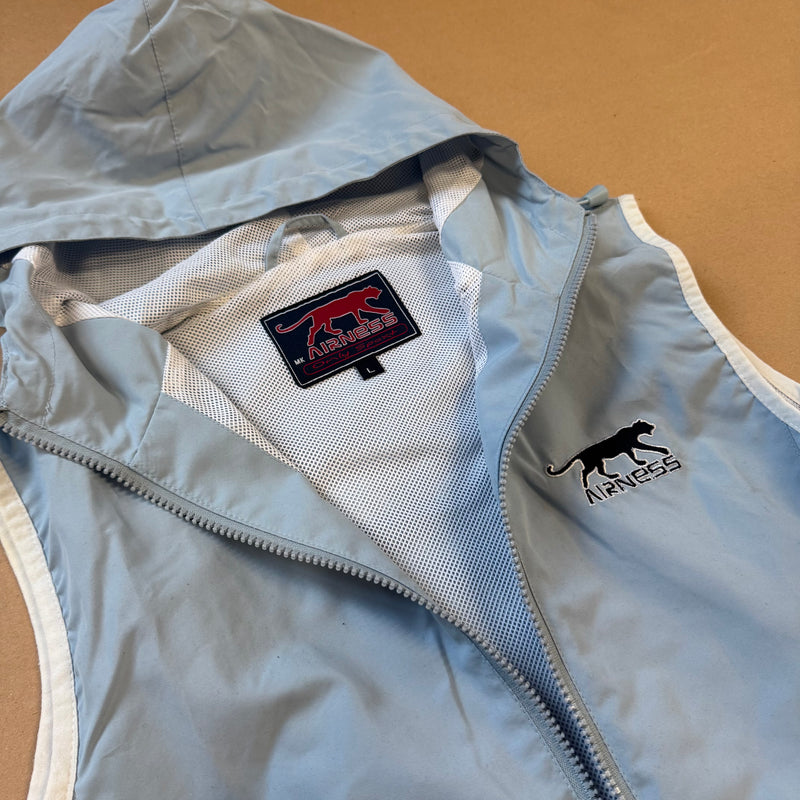 Detailansicht: Sourced limited accessories and clothes Airness vintage babyblue rain vest – Logo, Nähte oder Material
