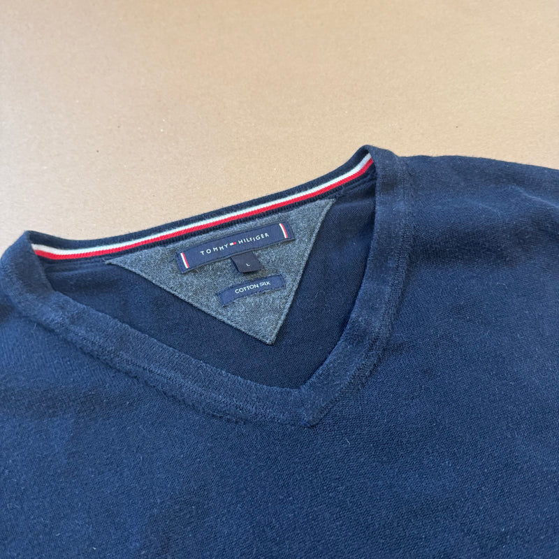 Detailansicht: Sourced limited accessories and clothes Tommy Hilfiger classic navy blue sweatshirt – Logo, Nähte oder Material
