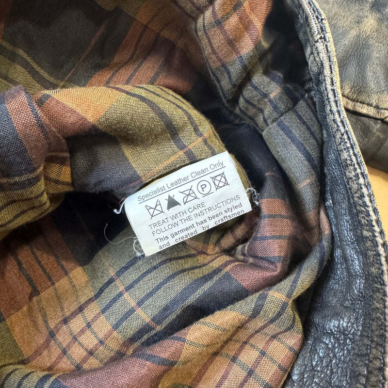 Detailansicht: Sourced limited accessories and clothes Aviatrix vintage brown 90s leather jacket – Logo, Nähte oder Material