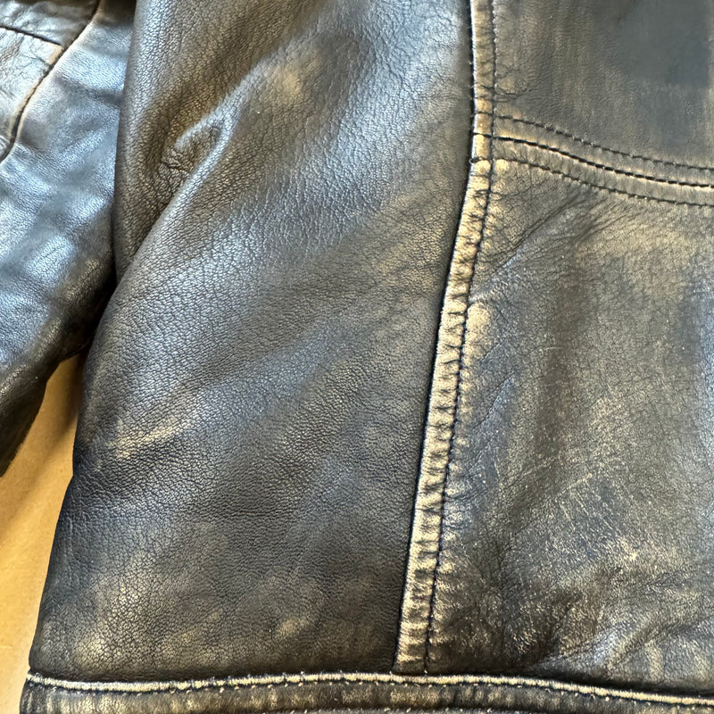 Detailansicht: Sourced limited accessories and clothes Aviatrix vintage brown 90s leather jacket – Logo, Nähte oder Material