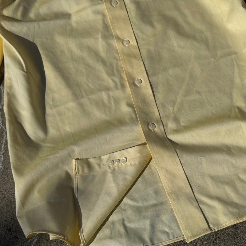 Detailansicht: Sourced limited accessories and clothes Lauren Ralph Lauren vintage yellow shirt – Logo, Nähte oder Material