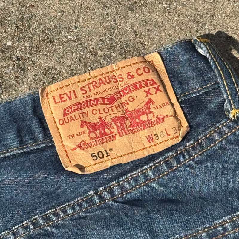 Detailansicht: Sourced limited accessories and clothes Levi Strauss vintage straight leg denim jeans – Logo, Nähte oder Material