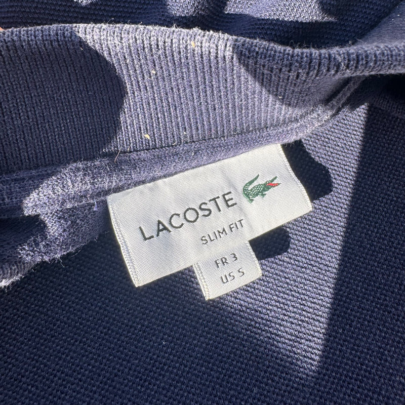 Detailansicht: Sourced limited accessories and clothes Lacoste vintage navy blue longsleeve polo – Logo, Nähte oder Material