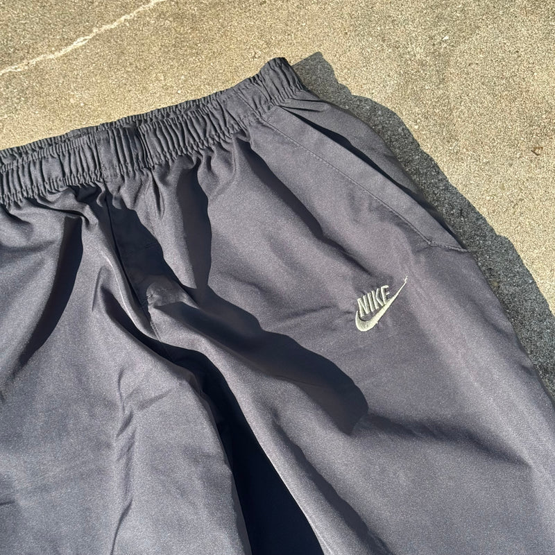 Detailansicht: Sourced limited accessories and clothes Nike Air Streetwear black track pants – Logo, Nähte oder Material