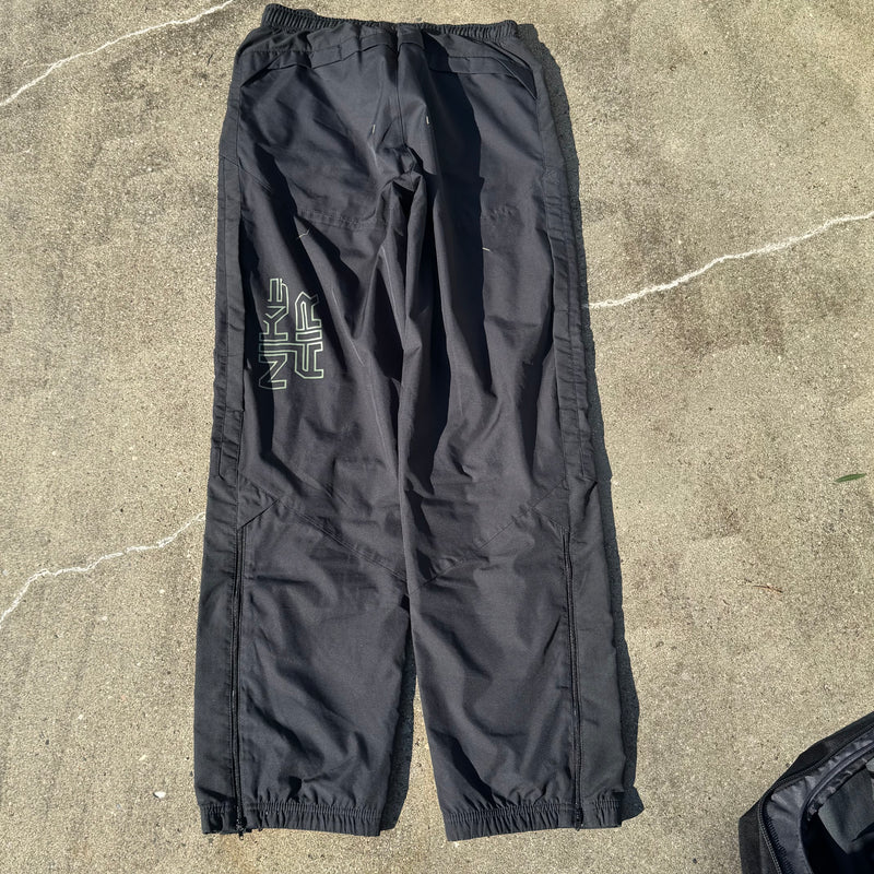 Detailansicht: Sourced limited accessories and clothes Nike Air Streetwear black track pants – Logo, Nähte oder Material