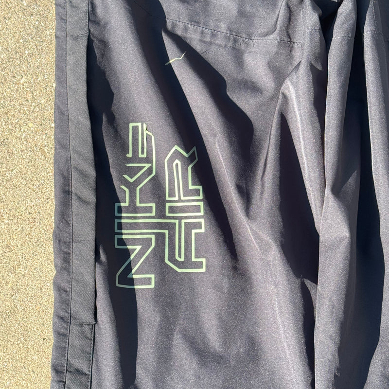 Detailansicht: Sourced limited accessories and clothes Nike Air Streetwear black track pants – Logo, Nähte oder Material