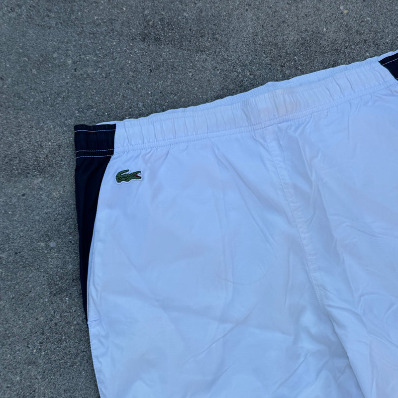 Detailansicht: Sourced limited accessories and clothes Lacoste vintage white track pants – Logo, Nähte oder Material