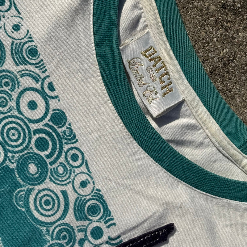 Detailansicht: Sourced limited accessories and clothes Datch Limited Edition Y2K longsleeve – Logo, Nähte oder Material