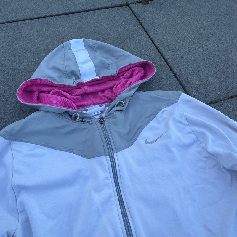 Detailansicht: Sourced limited accessories and clothes Nike white sportswear track jacket – Logo, Nähte oder Material