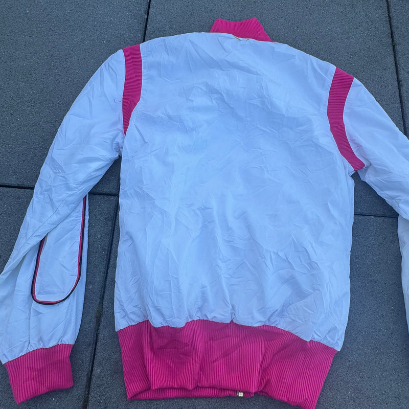 Detailansicht: Sourced limited accessories and clothes Puma Y2K white women’s track jacket – Logo, Nähte oder Material