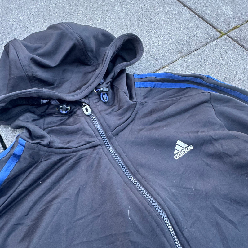 Detailansicht: Sourced limited accessories and clothes Adidas streetwear style black hooded track jacket – Logo, Nähte oder Material