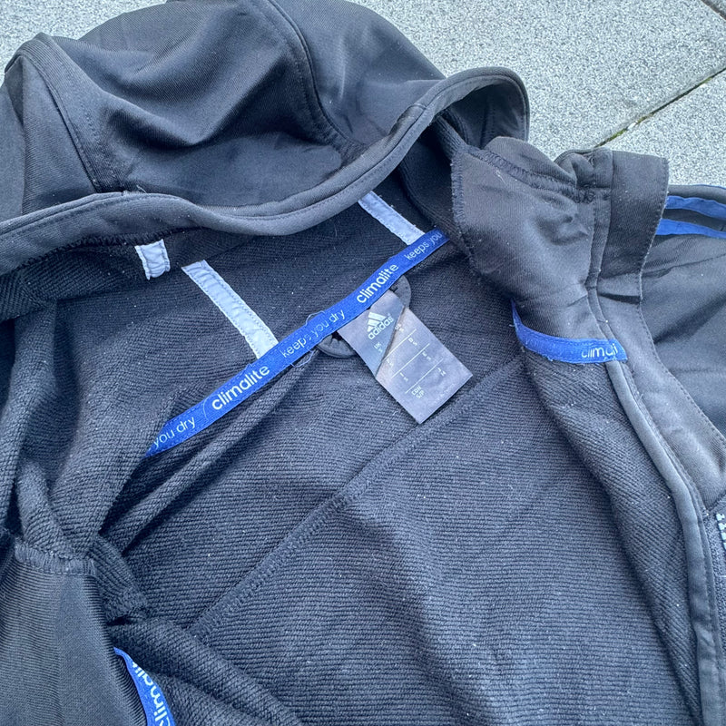 Detailansicht: Sourced limited accessories and clothes Adidas streetwear style black hooded track jacket – Logo, Nähte oder Material