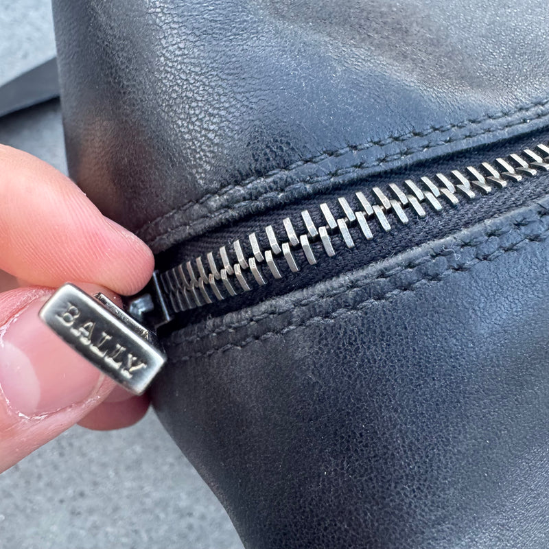 Detailansicht: Sourced limited accessories and clothes Bally vintage 90s leather messenger bag – Logo, Nähte oder Material