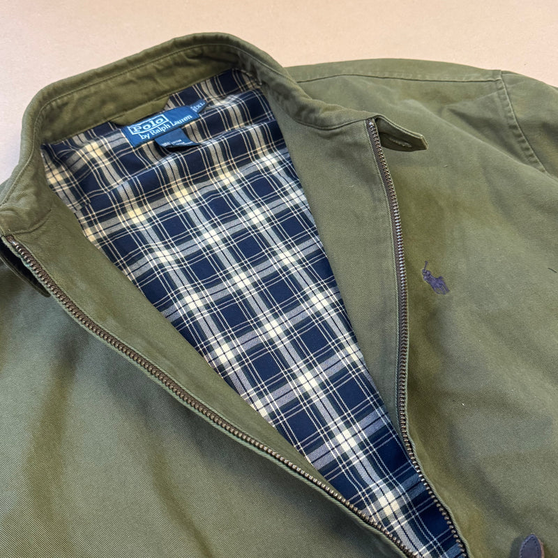 Detailansicht: Sourced limited accessories and clothes Polo Ralph Lauren vintage green Harrington jacket – Logo, Nähte oder Material