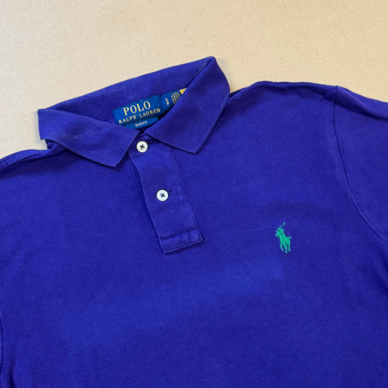 Detailansicht: Sourced limited accessories and clothes Polo Ralph Lauren purple poloshirt – Logo, Nähte oder Material