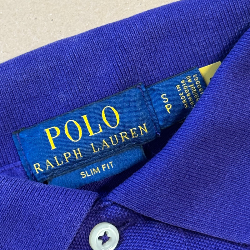 Detailansicht: Sourced limited accessories and clothes Polo Ralph Lauren purple poloshirt – Logo, Nähte oder Material