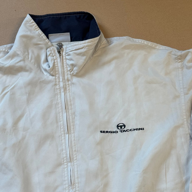 Detailansicht: Sourced limited accessories and clothes Sergio Tacchini vintage white track jacket – Logo, Nähte oder Material