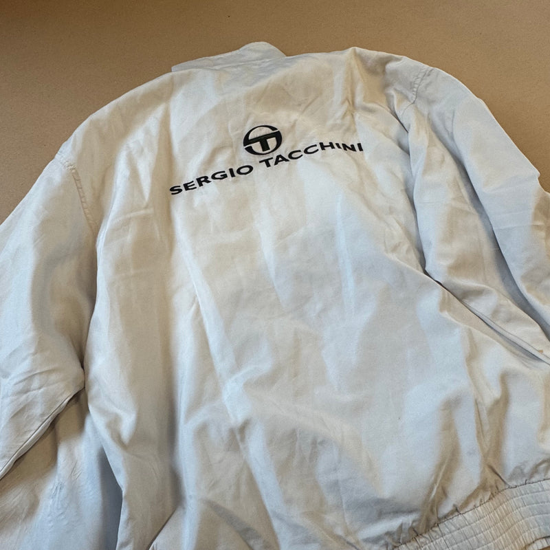 Detailansicht: Sourced limited accessories and clothes Sergio Tacchini vintage white track jacket – Logo, Nähte oder Material