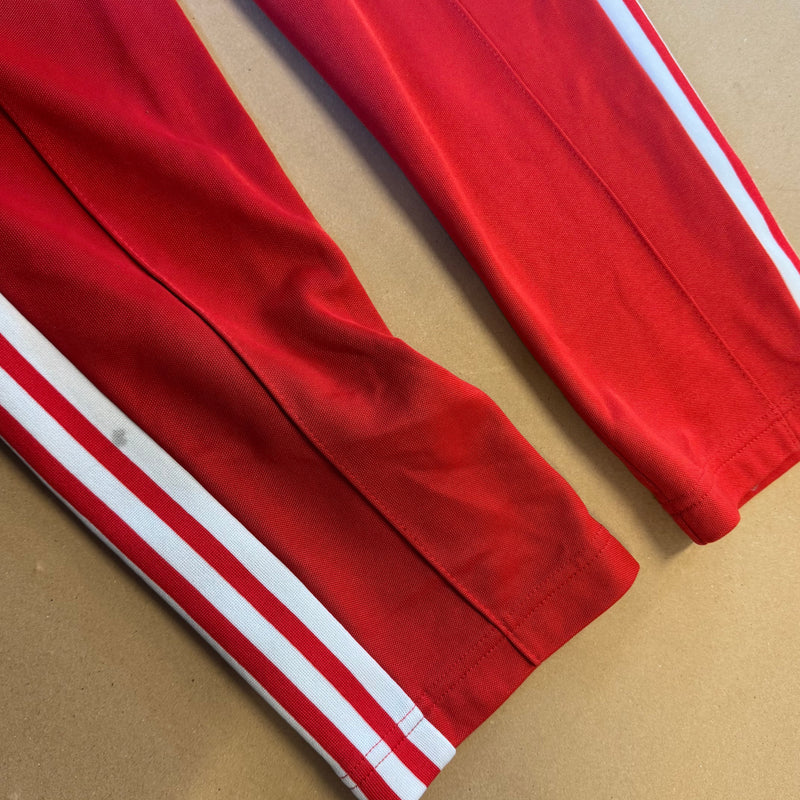 Detailansicht: Sourced limited accessories and clothes Adidas Y2K red vintage track set (jacket and pants) – Logo, Nähte oder Material