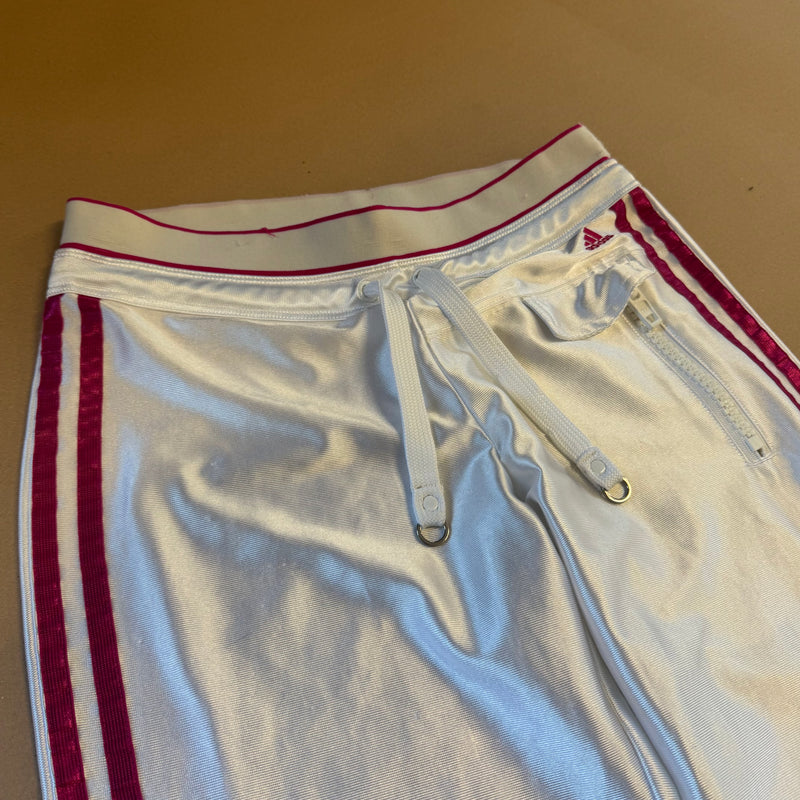 Detailansicht: Sourced limited accessories and clothes Adidas Y2K shiny white track set (jacket and pants) – Logo, Nähte oder Material